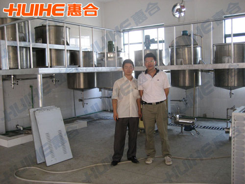 惠合同事與浙江杭州香精香料調(diào)配罐客戶(hù)合影圖