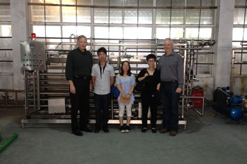 惠合同事與澳大利亞不銹鋼儲(chǔ)罐客戶(hù)合影