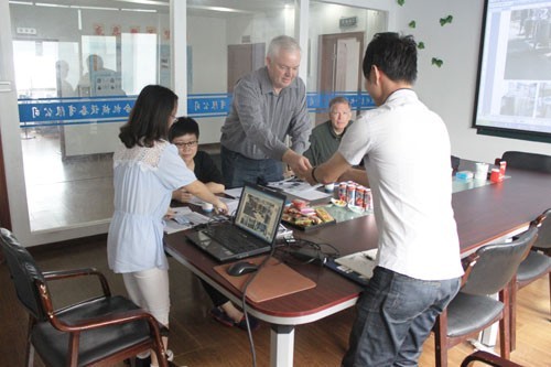 惠合同事與澳大利亞不銹鋼儲(chǔ)罐客戶(hù)洽談現(xiàn)場(chǎng)2